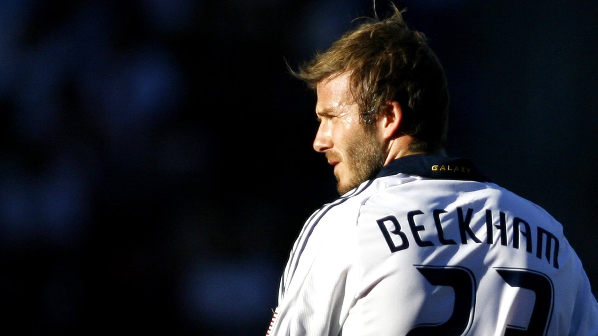 球队场上指挥官是否必须由经验丰富球员担任，足球场指挥官